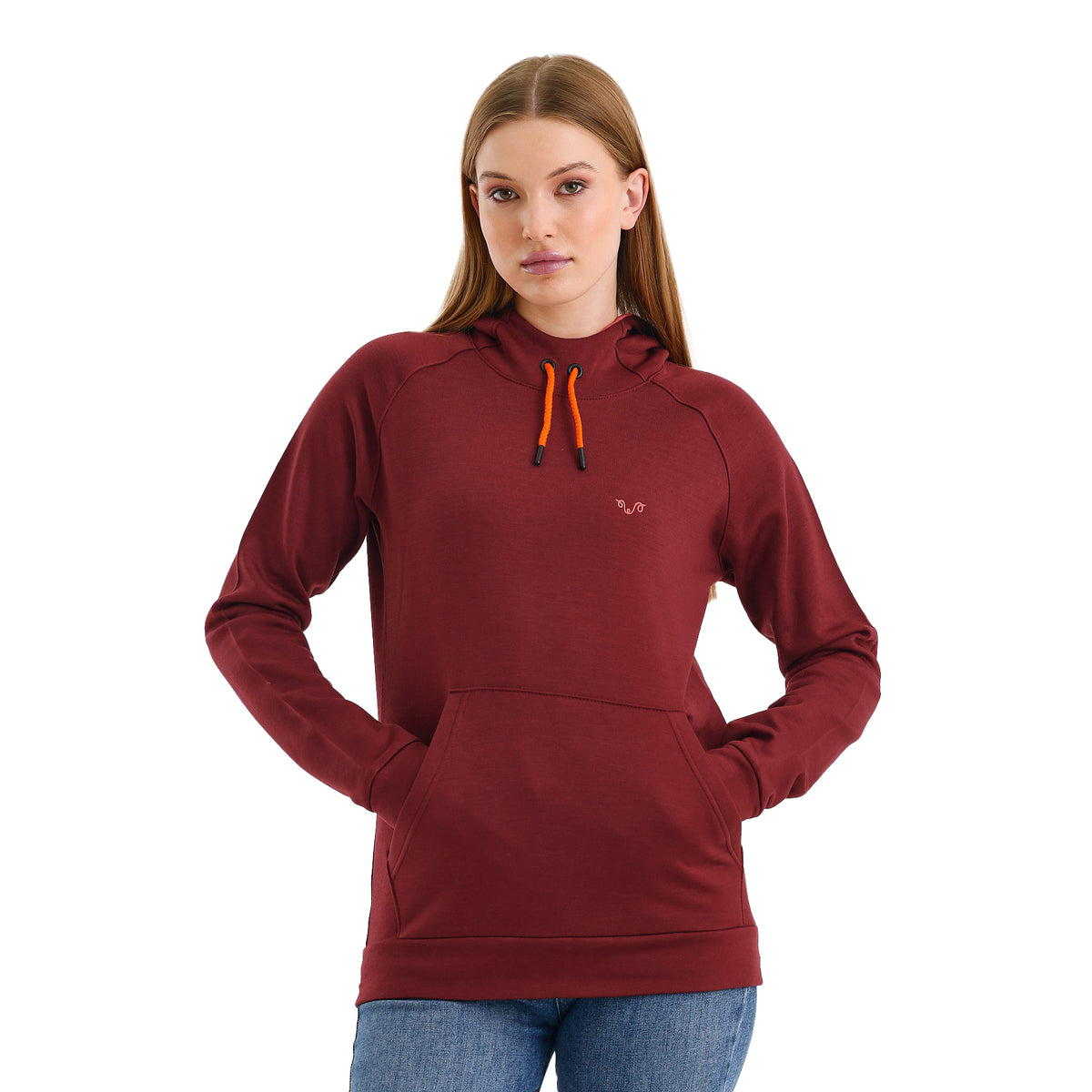 Die Frau trägt ein Merino-Kapuzenpullover in Bordeaux Rot