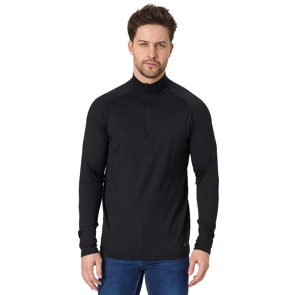 Mann trägt Herren Business Sweater aus 100% Merinowolle in schwarz