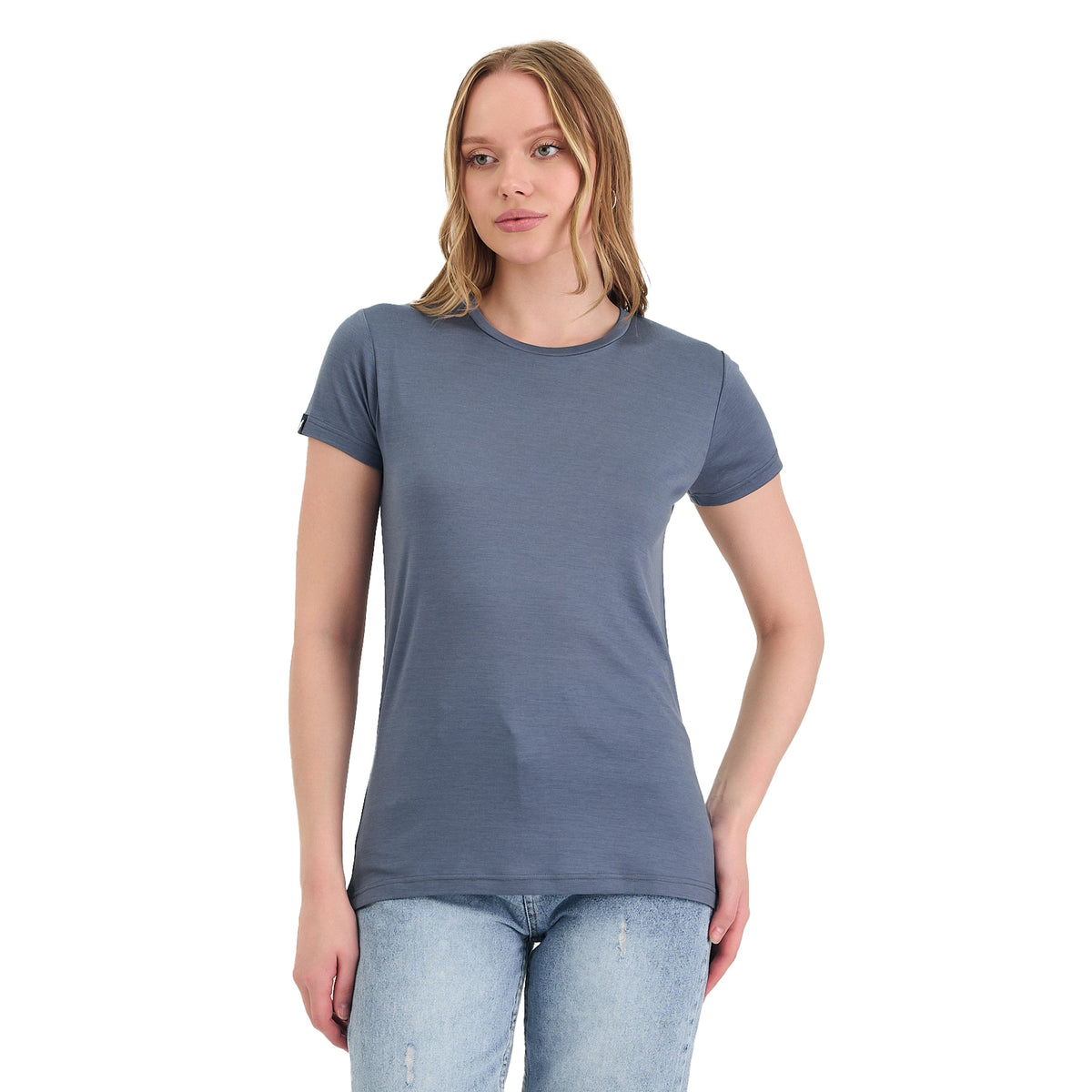 Die Dame trägt ein graues Merino T-Shirt mit rundem Halsausschnitt