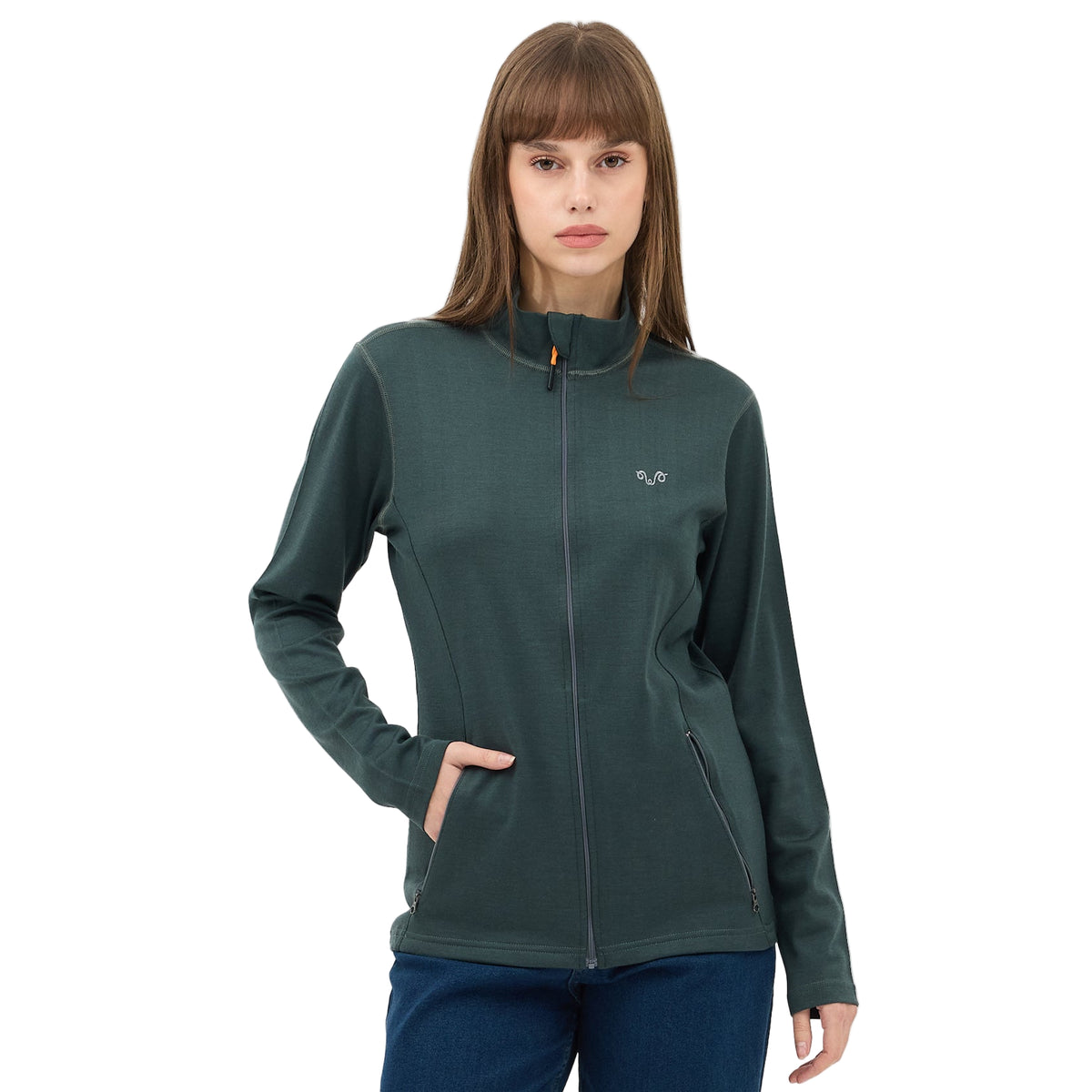 Dame mit langen braunen Haaren trägt eine grüne Jacke aus Merinowolle.
