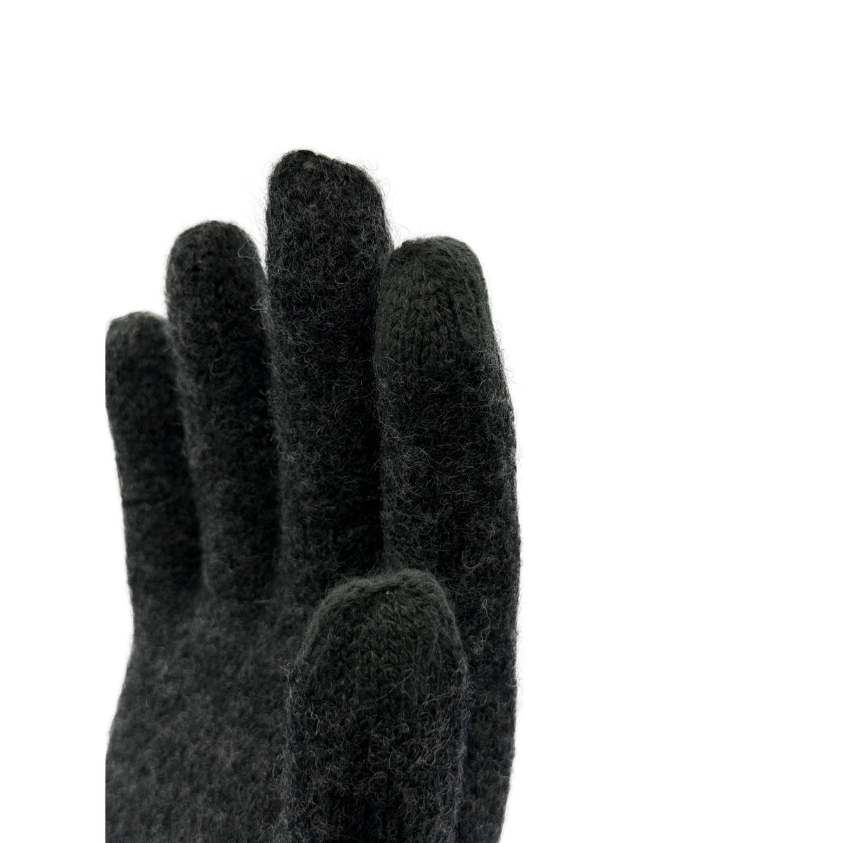 Aus der nähe eine Hand die ein Handschuh aus Merinowolle in Anthrazit trägt und die Fingerspitzen zeigt die Touchscreen-fähig sind