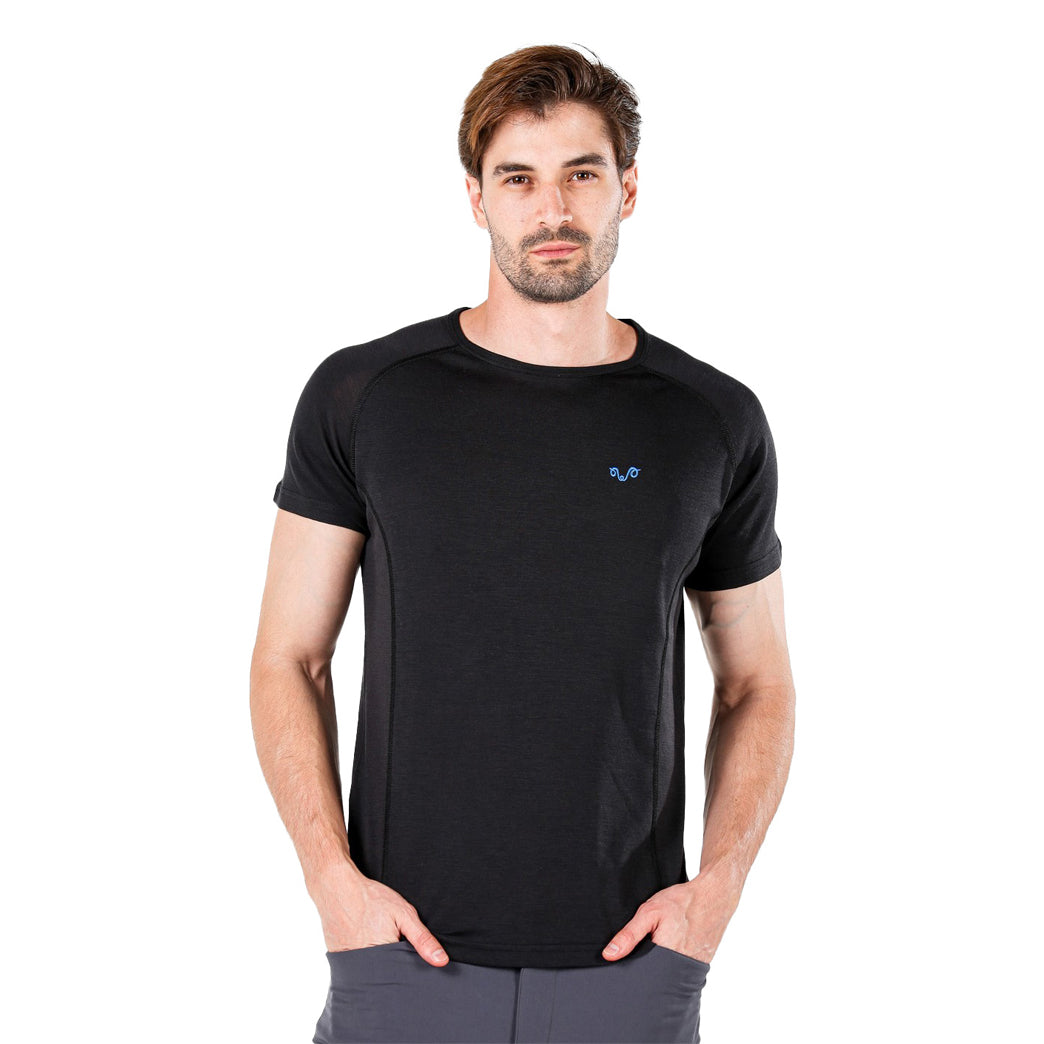 Mann mit schwarzem Merino Tshirt