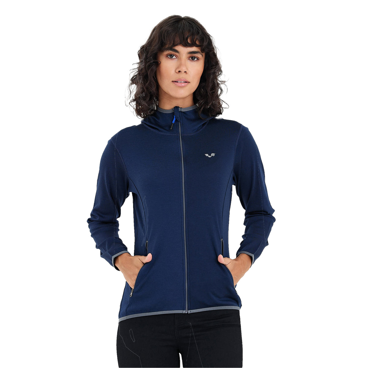 Frau trägt Merino Jacke in der Farbe Navy Blau