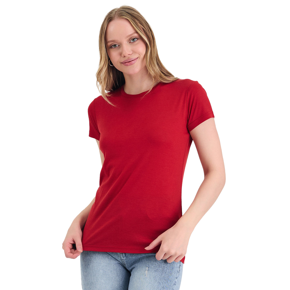 Die Dame trägt ein rotes T-Shirt aus 100% Merinowolle.