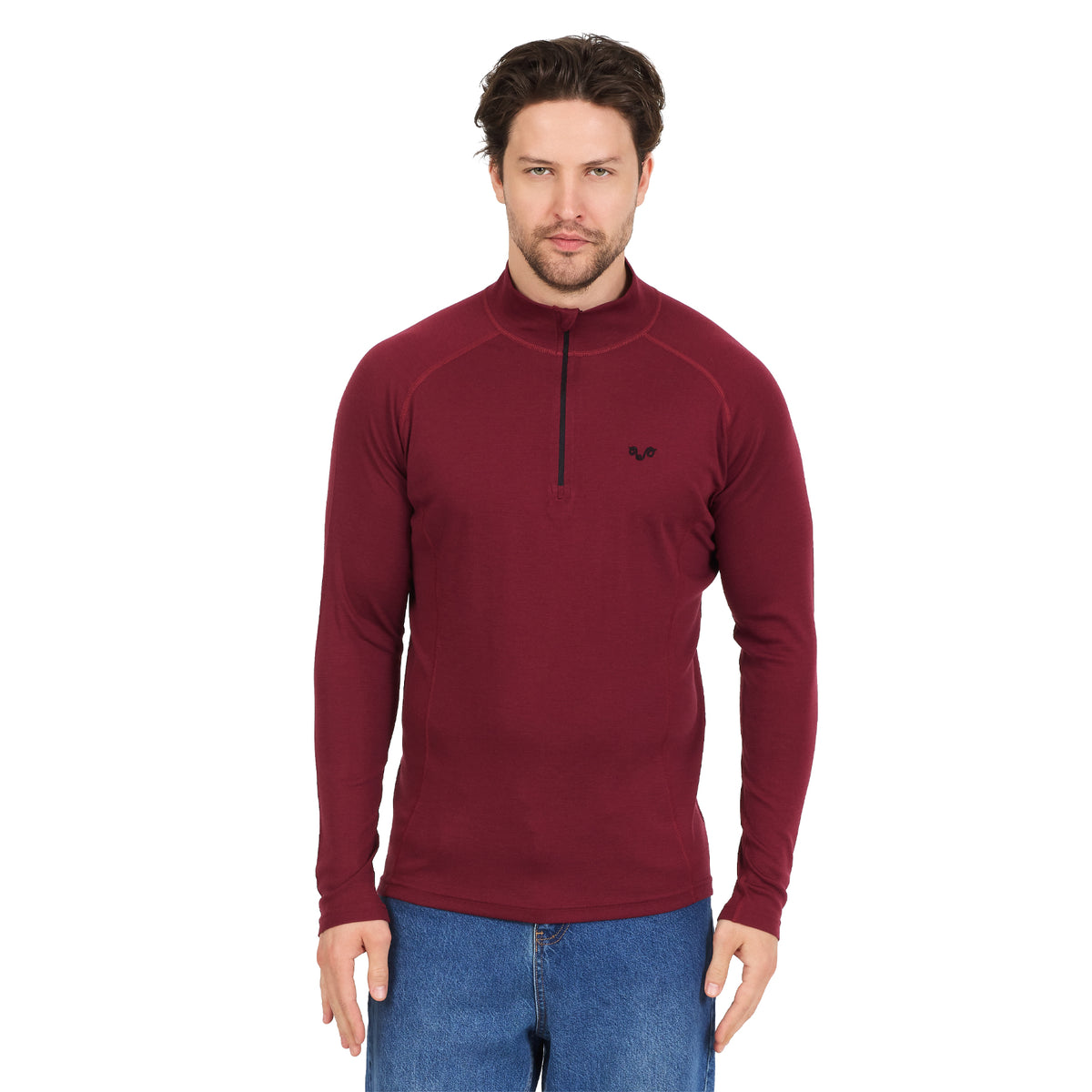 Mann trÀgt Burgunderrotes Langarmshirt aus 100% Merinowolle.
