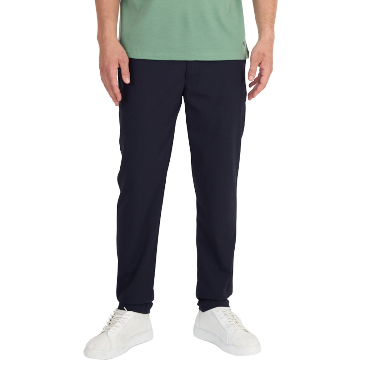 Mann mit einer schönen Casual Chino Hose aus Merinowolle und recyceltem Polyamid in der Farbe navy.