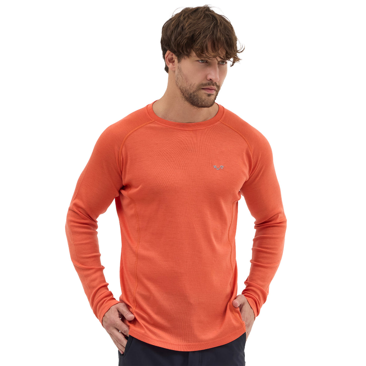 Mann trägt Merino Langarmshirt in Orange mit grauem Woolona Logo