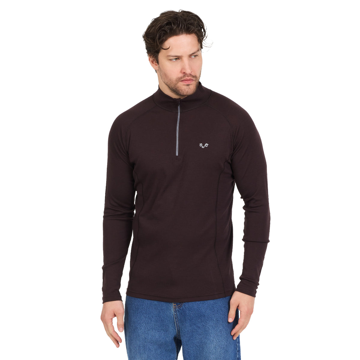 Mann trÀgt dunkelbraunes Langarmshirt mit Zip aus 100% Merinowolle.