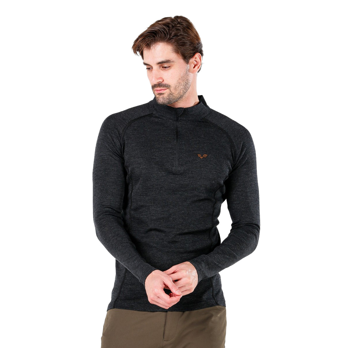 Herr in einem Langarmshirt in anthrazit mit Zip