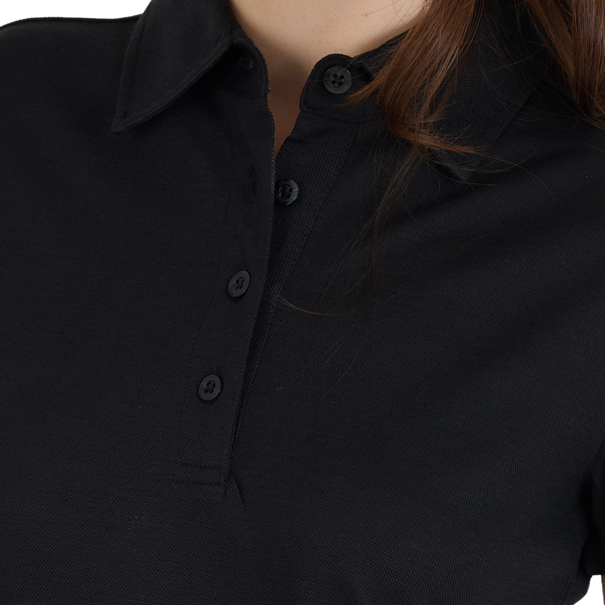 schwarzes Merino Poloshirt einer Frau bei der Nahaufnahme von den Knöpfen