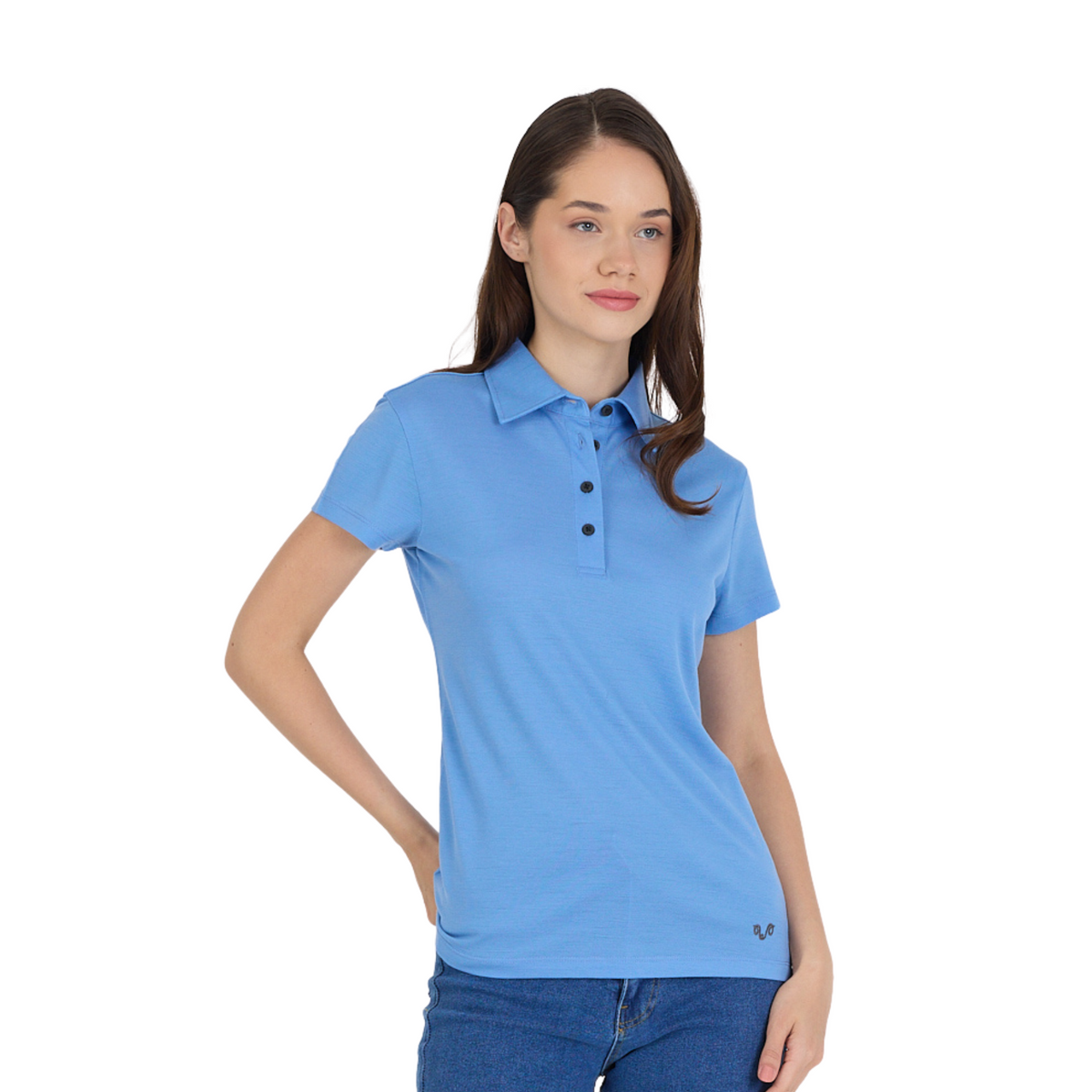 Frau in einem Merino Poloshirt in der Farbe blau mit einem Woolona Logo