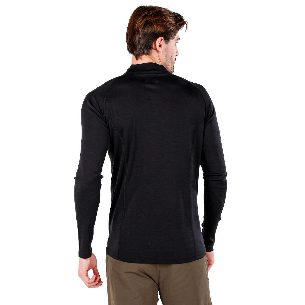 Mann trÀgt einen langen Merino Baselayer in schwarz