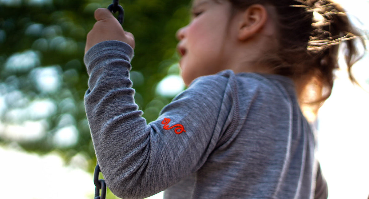 Kinder in Merinowolle beim Spielen