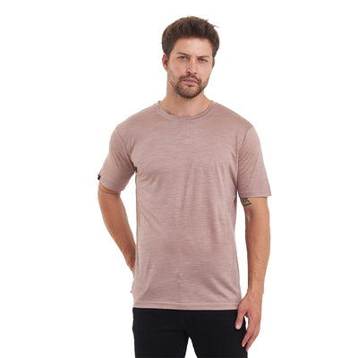 Mann trägt Merino/Lyocell T-Shirt in Violet-Ice