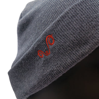 Merinomütze in Anthrazit mit rotem Woolona Logo