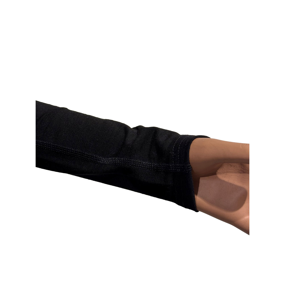 Aus der nähe ein schwarzer Armwärme aus Merino Wolle zeigt die Nähte