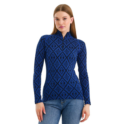 Dame in Blau-Schwarzem Oberteil mit Muster aus 100% Merinowolle