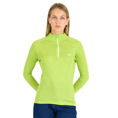 Dame trägt ein leuchtgrünes Merino Langarmshirt mit Zipper. 