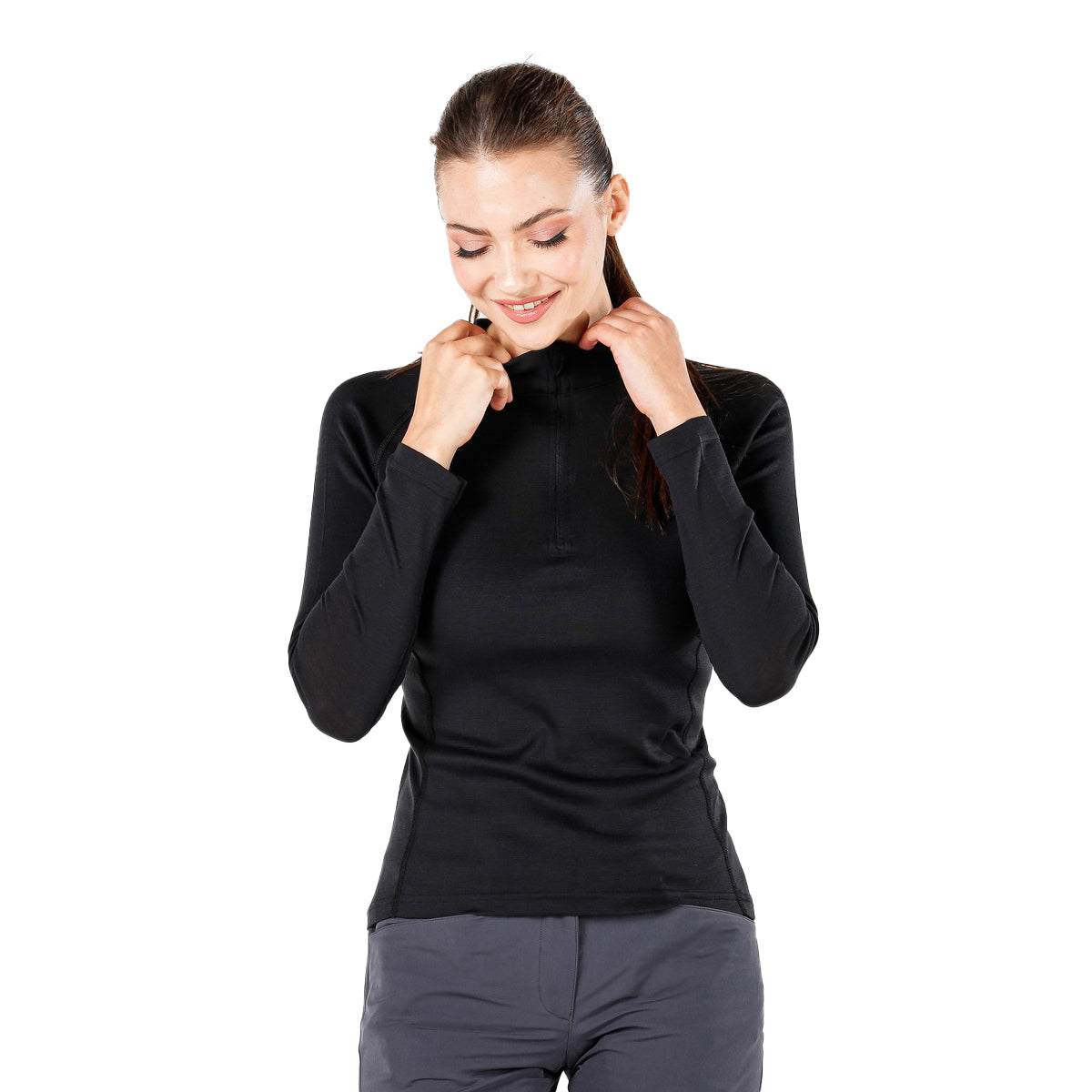 Die Frau trägt ein schwarzes Merino Langarmshirt mit Viertel Reißverschluss.