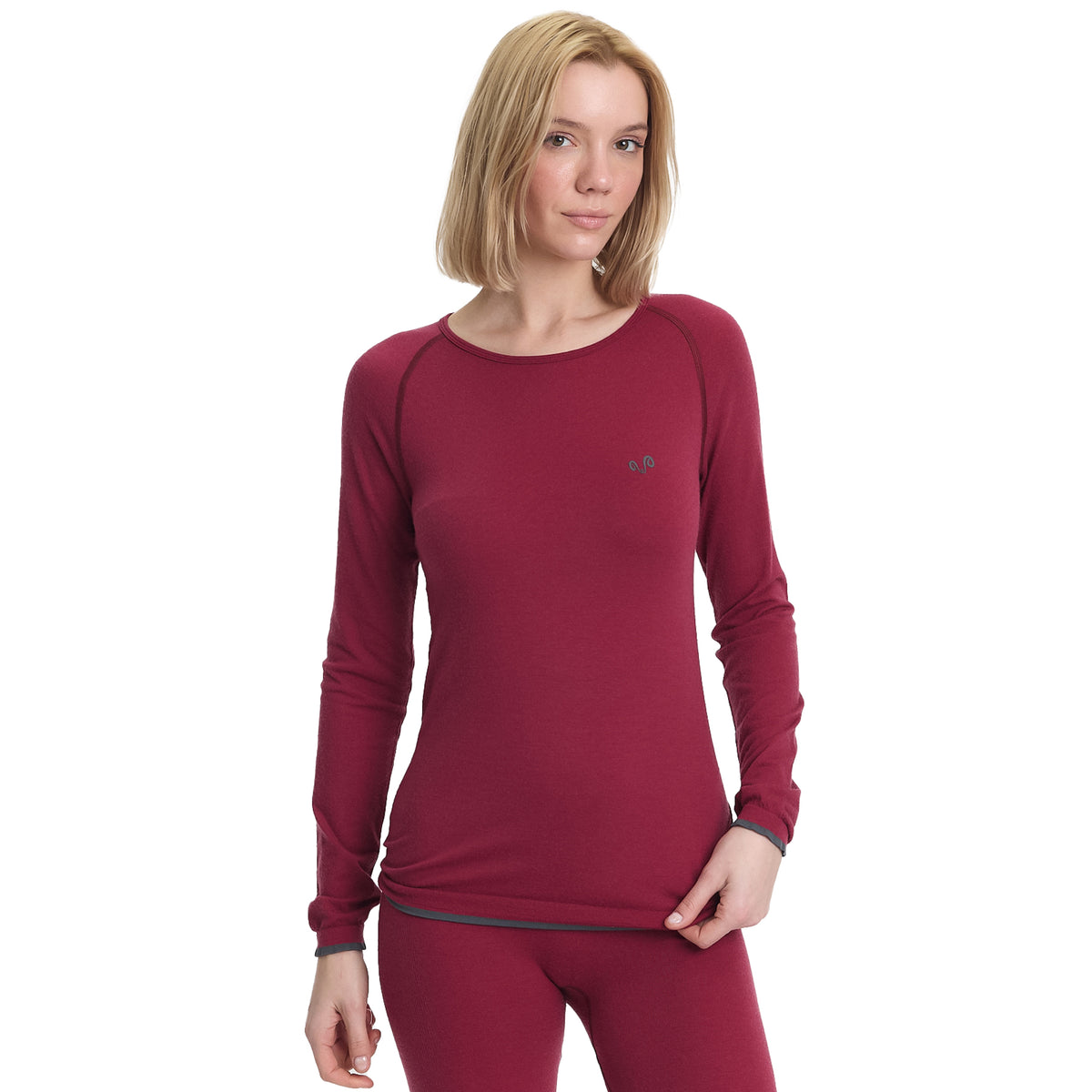 Dame trägt seamless Merino Langarmshirt Pflaumenrot
