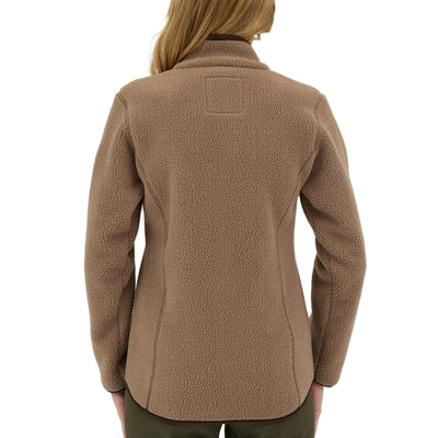 Rückseite einer Dame die eine Sherpa Jacke aus Merinowolle in der Farbe Mink trägt. 