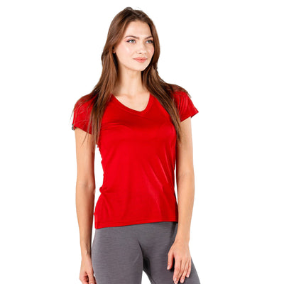 Die Dame trägt ein rotes Merino T-Shirt mit V-Kragen.