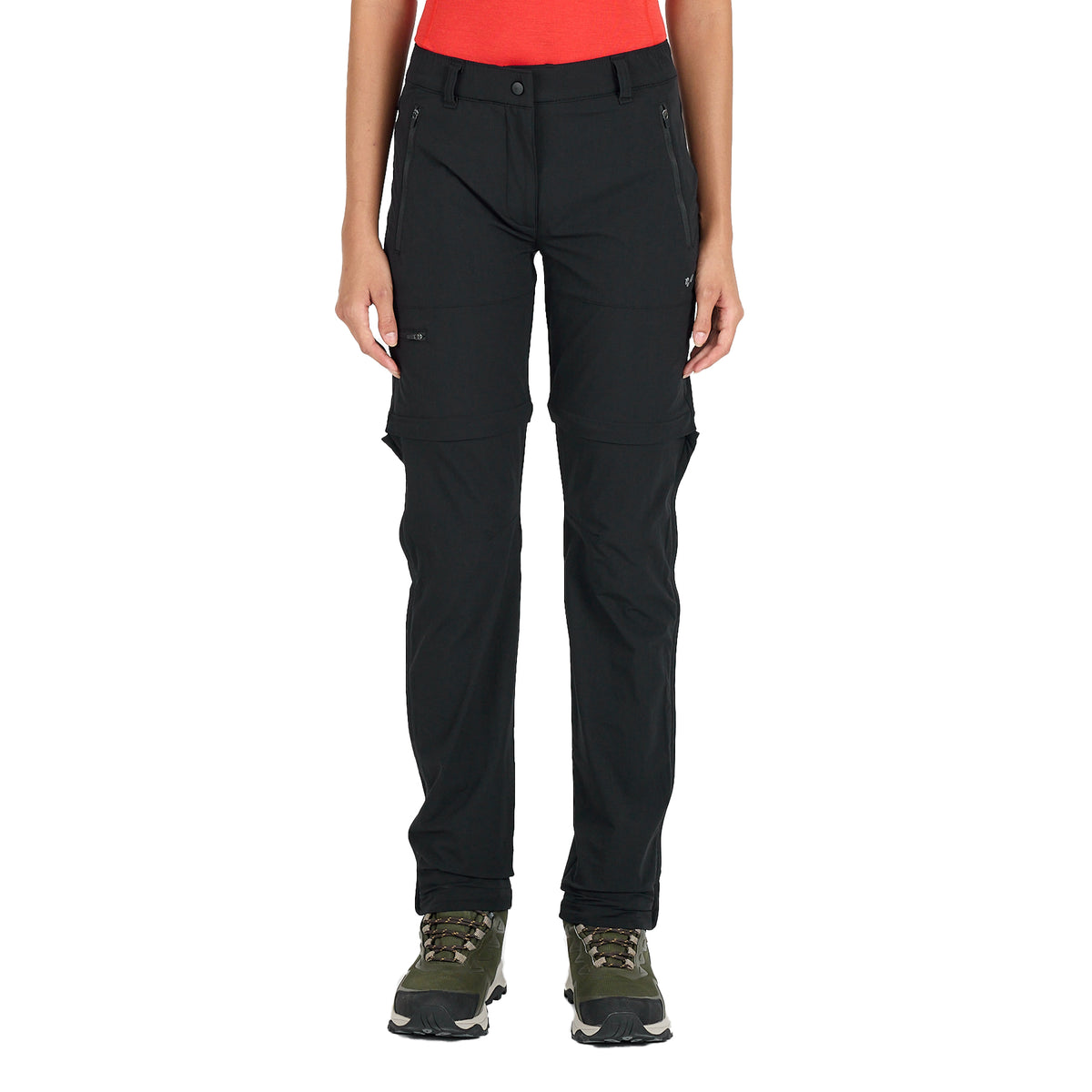 Dame in einer schwarzen Merino Zip Off Hose in schwarz mit Reißverschlüssen. 
