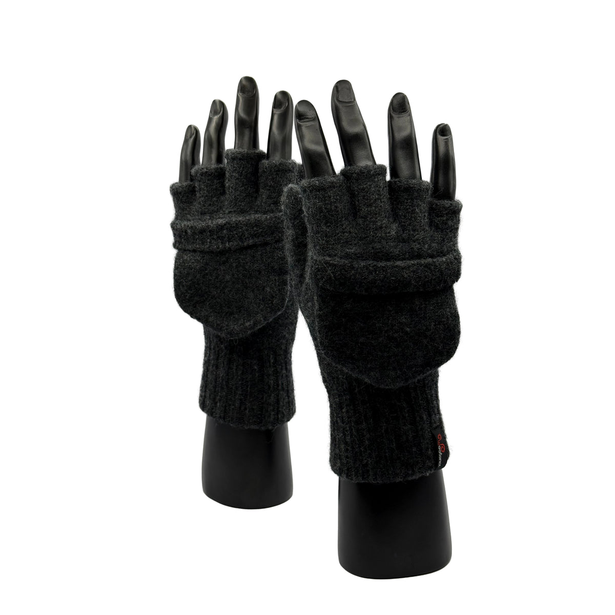 Zwei Hände mit Fäustlingen aus Merino in Anthrazit und Finger offen mit Woolona Logo