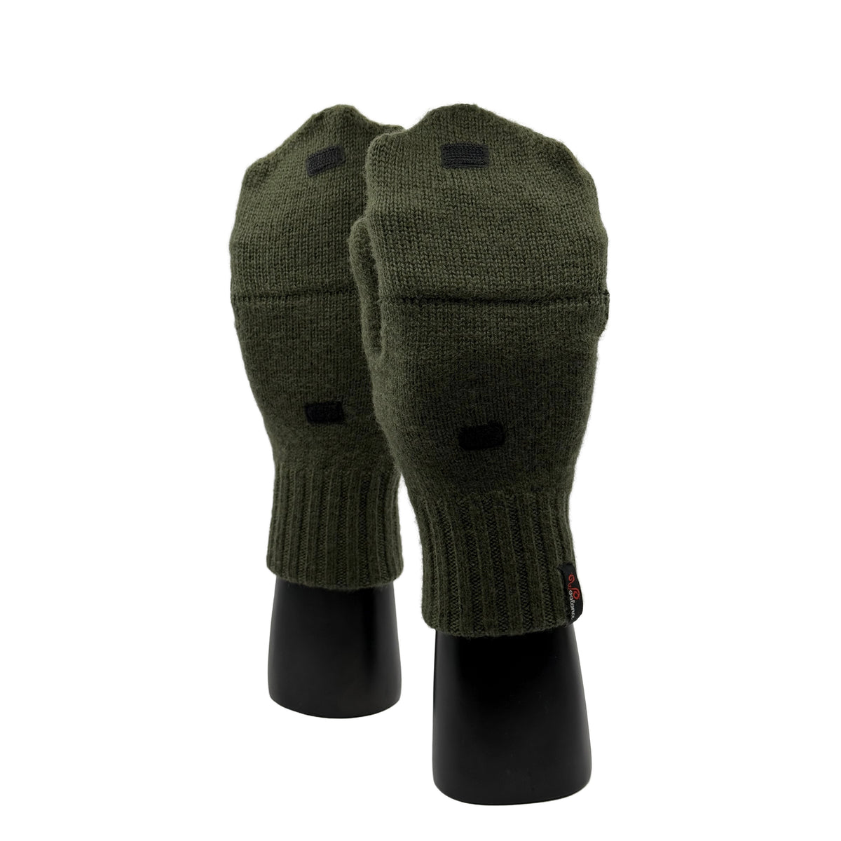 Zwei Hände mit Fäustlingen aus Merino in Grün und Finger geschlossen mit Woolona Logo