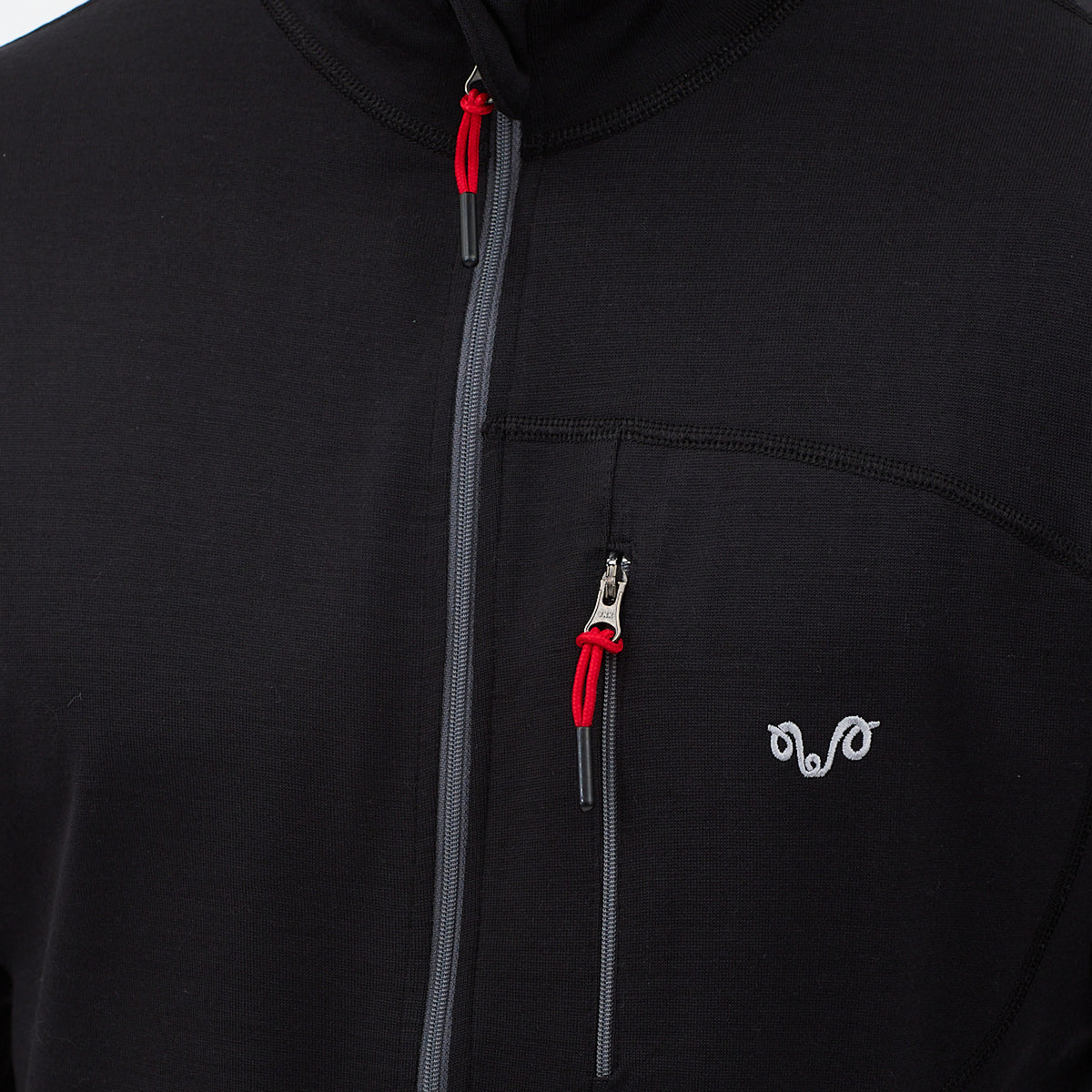 Merinojacke in der Nahaufnahme mit weißem Logo und zwei Reißverschlüssen.