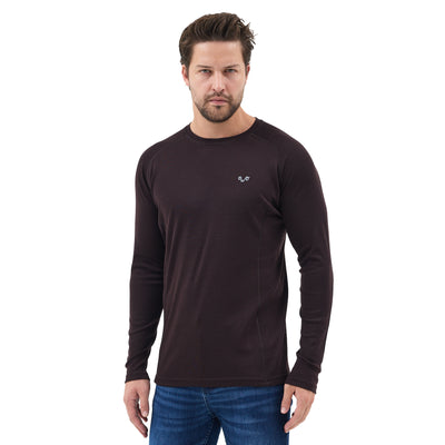 Mann in einem Dunkelbraunem Langarmshirt aus 100% Merinowolle