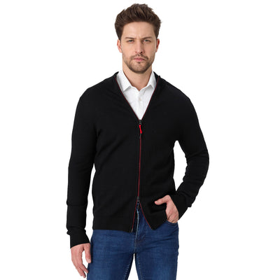 Mann in schwarzer Strickjacke aus Merinowolle

