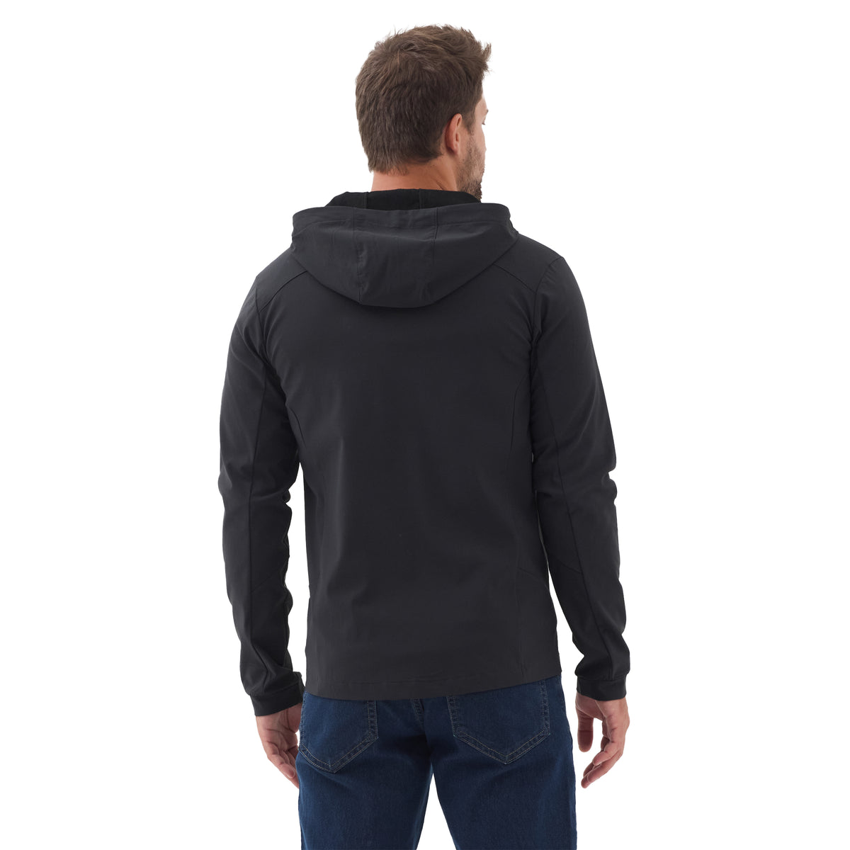 Ein Mann mit dem Rücken stehend, trägt eine schwarze Outdoorjacke mit Kapuze und Jeans. 