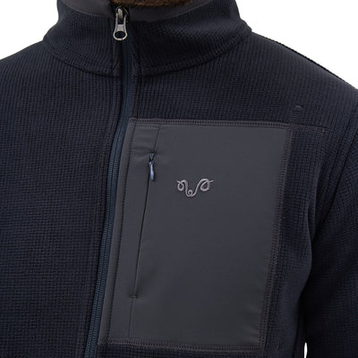 Brusttasche einer Anthrazit-farbenen Jacke aus Merinowolle und Polarfleece-Polyester