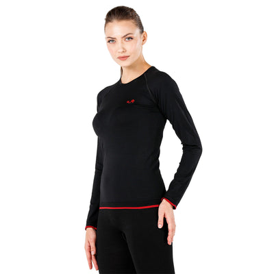 Frau mit nahtlosem Merino Langarmshirt in Schwarz