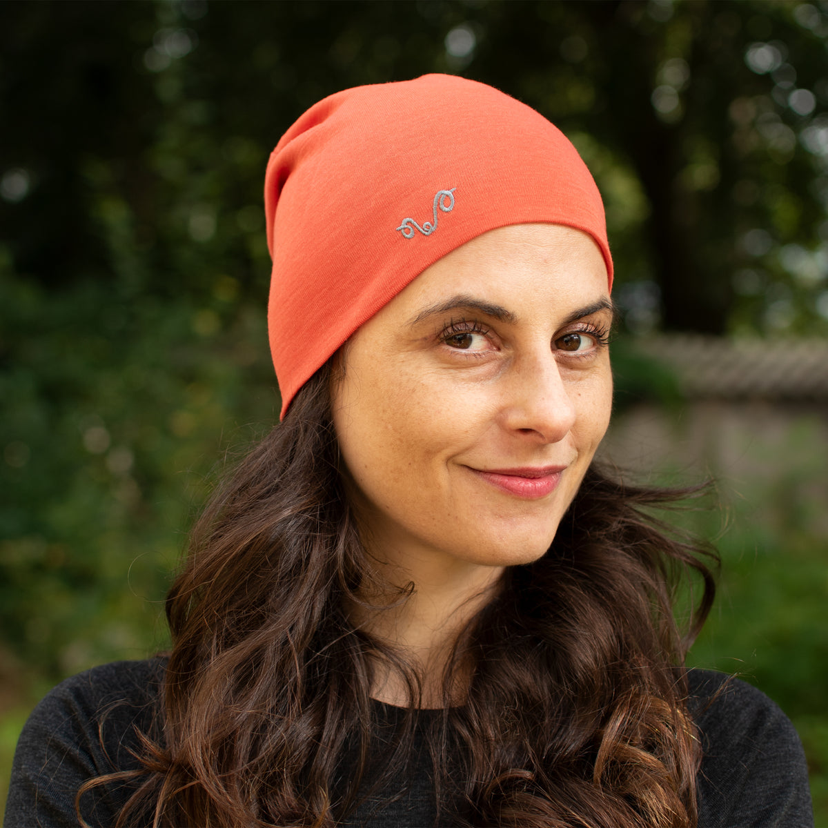 Frau trägt Merinowolle Beanie in der Farbe Orange