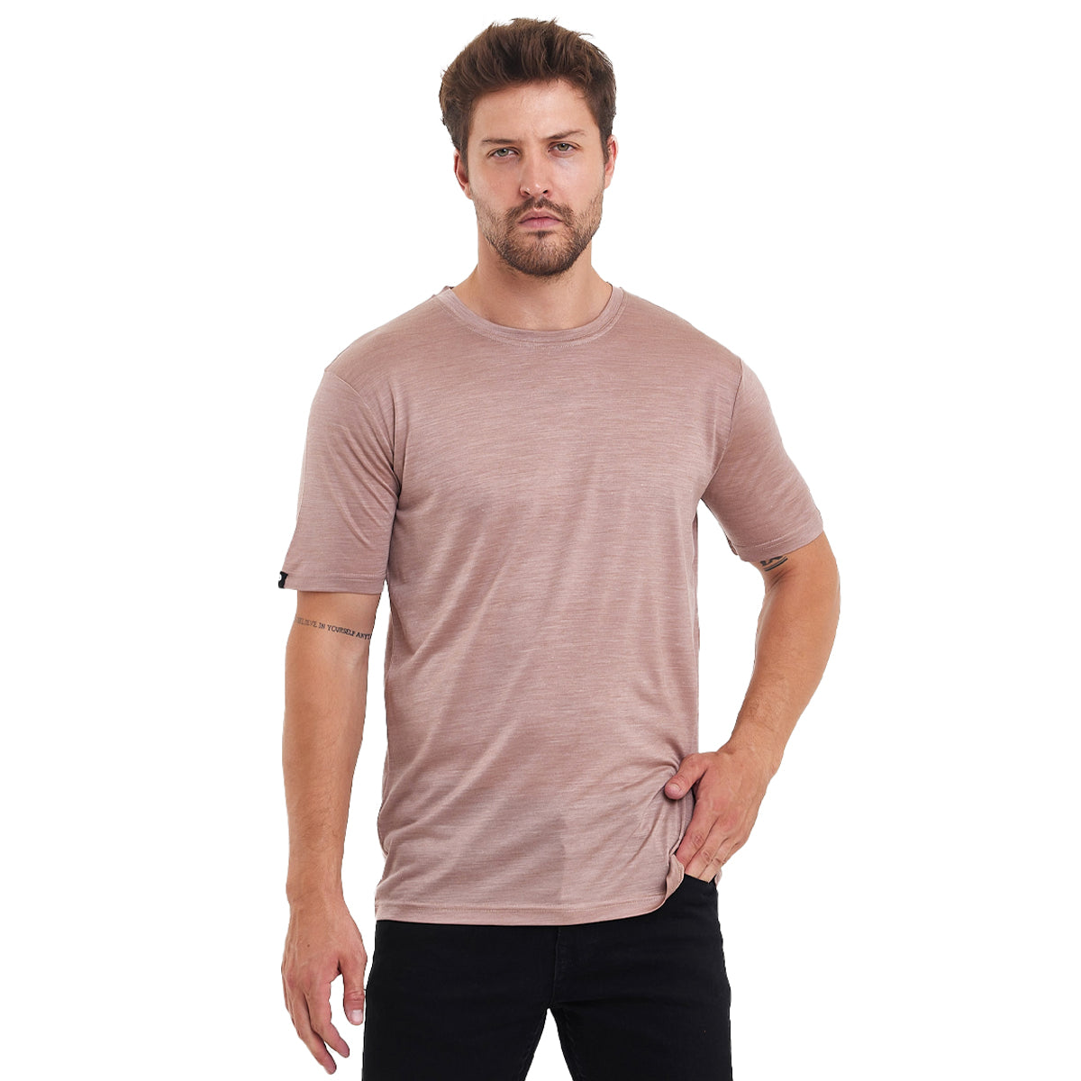 Ein Mann hat seine Hand in der Hosentasche und trägt Merino/Lyocell T-Shirt