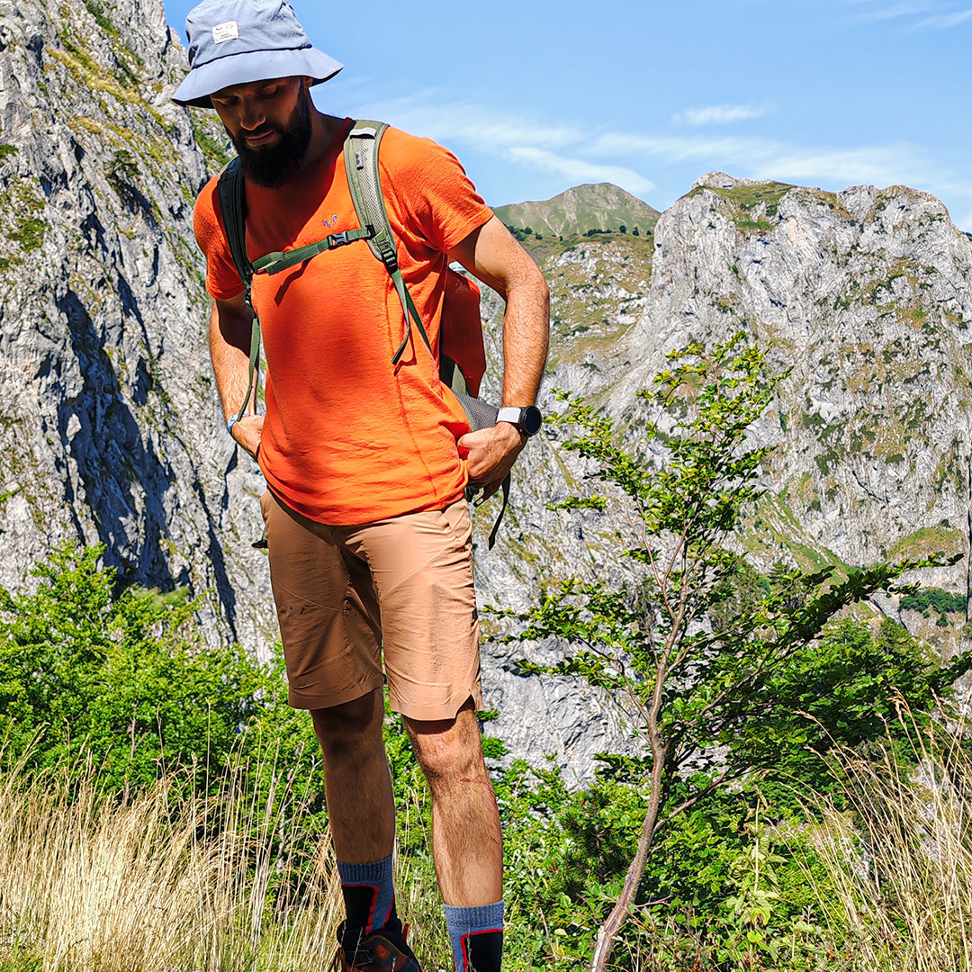 Wanderer in kurzer Hose und orangene 100% Merino T-Shirt