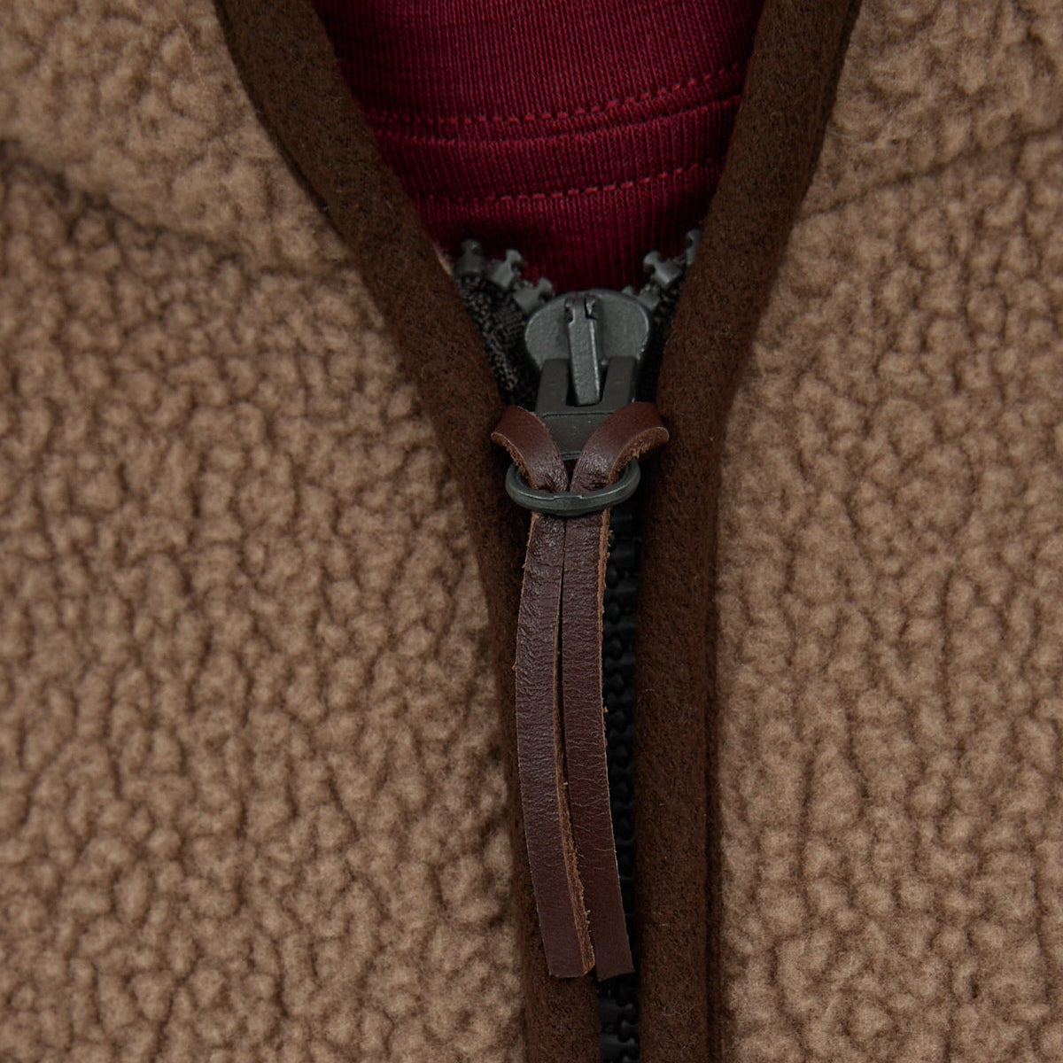 Reißverschluss einer Sherpa Jacke aus Merinowolle in Mink