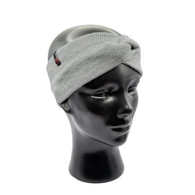 Puppenkopf trägt ein Stirnband für Damen aus Merinowolle in Grau mit Woolona Etikett