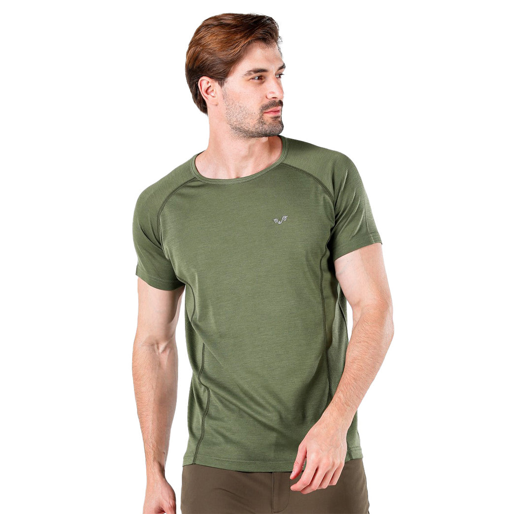 Mann in einem T-Shirt aus Merinowolle in Grün