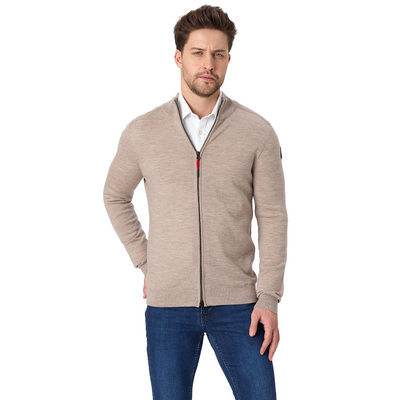Herr in Creme farbener Strickjacke

