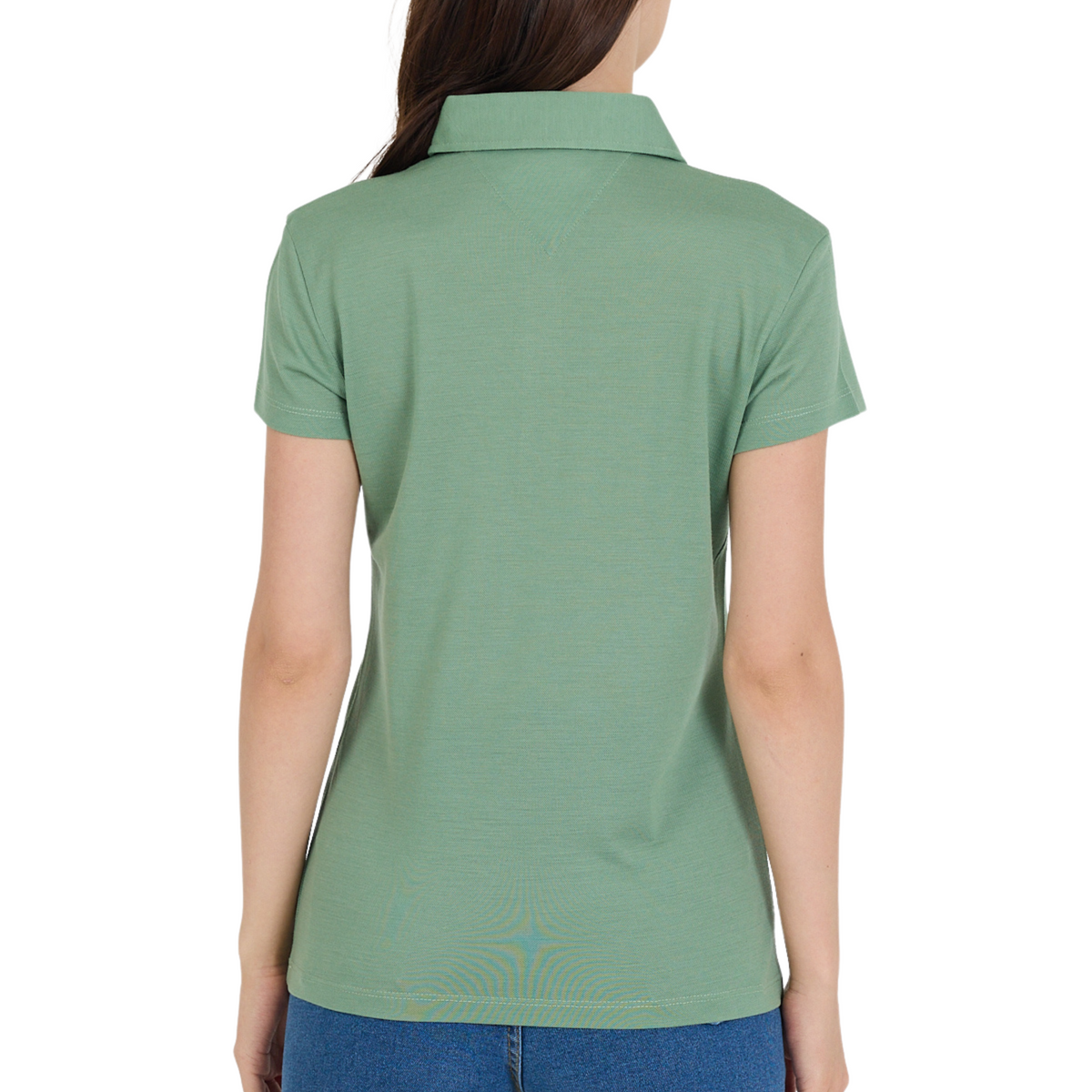 Rückenansicht einer Frau mit grünem Merino Poloshirt