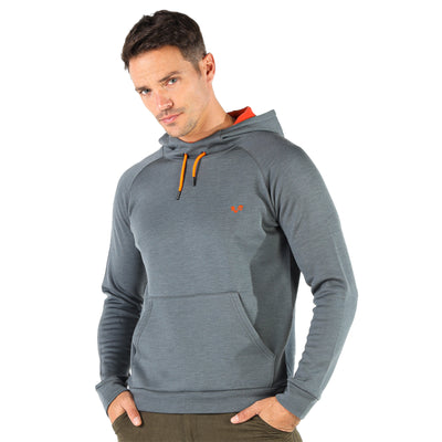 mann in merinowolle kapuzenpullover von vorne grau