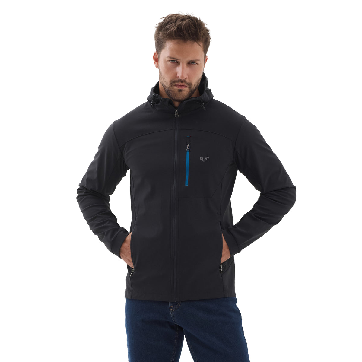Mann mit Outdoorjacke und markantem blauen Reißverschluss auf der Brust. hat die Hände in den beiden Seitentaschen. 