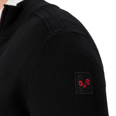 Woolona Badge an einer Strickjacke aus 100% Merinowolle
