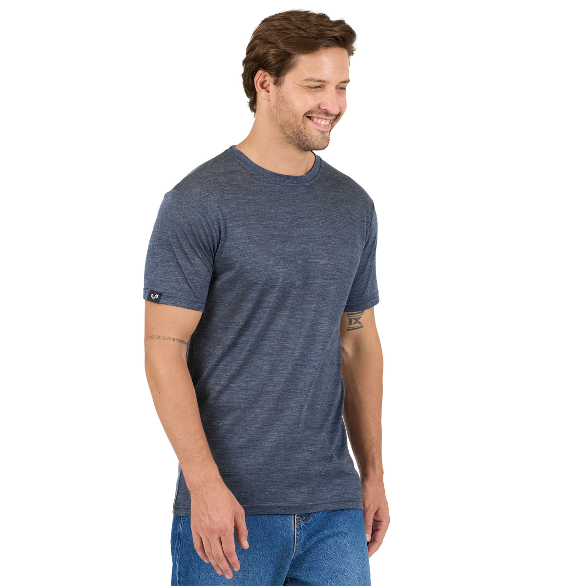 Lächelnder Mann trägt ein Navy blaues T-Shirt aus Merinowolle und Lyocell
