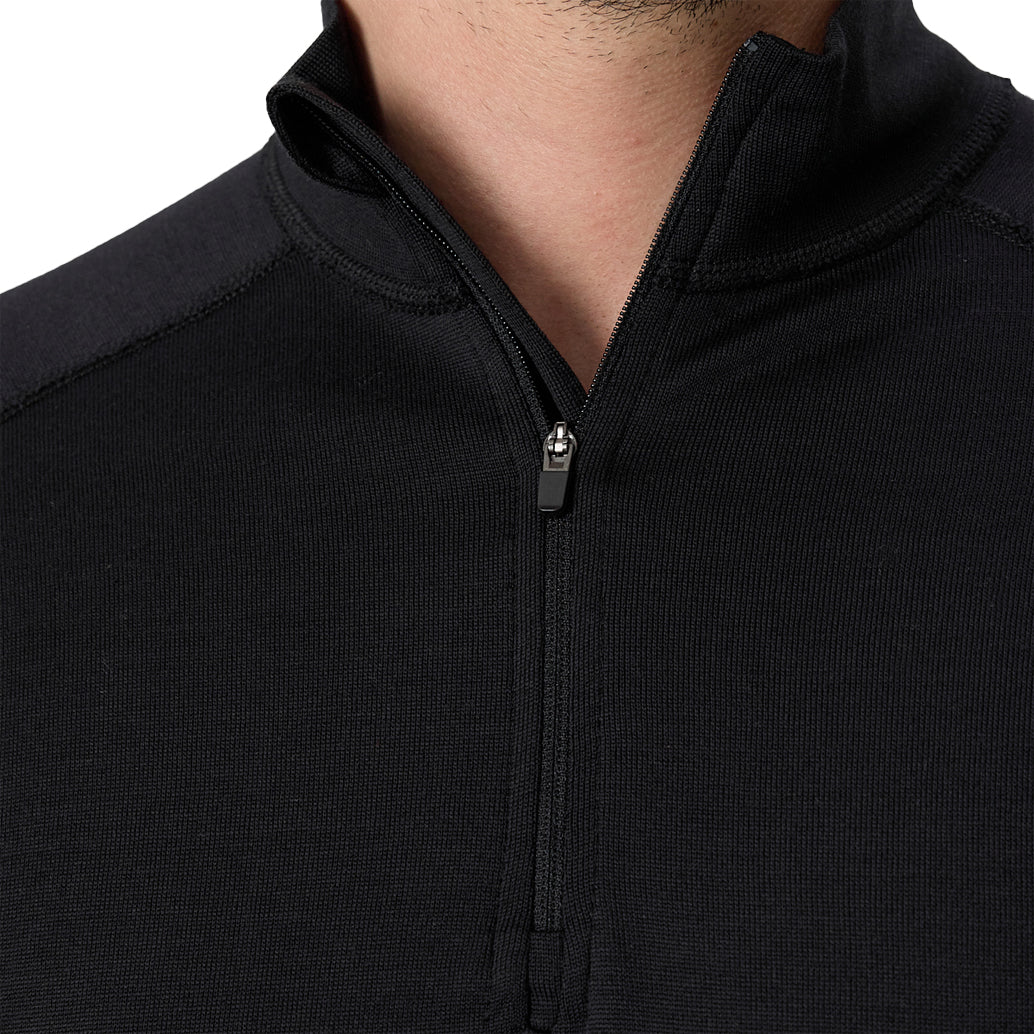 Der Kragen eines 100% Merinowolle Sweaters in schwarz mit Viertel Reißverschluss.