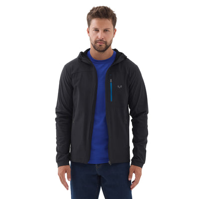 Mann mit einer schwarzen Jacke und einem blauen Merinoshirt von Woolona. Die Jacke hat drei Reißverschlusstaschen. 
