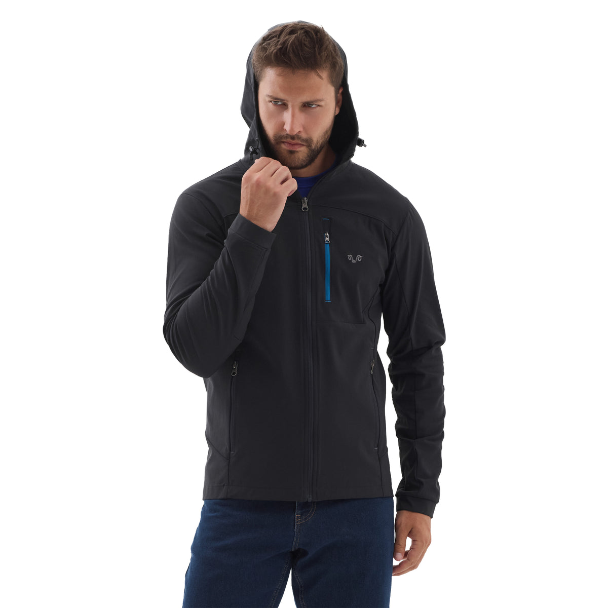 Ein Mann trägt eine schwarze Merinojacke von Woolona mit Kapuze und einem markantem blauen Reißverschluss der Brusttasche. 